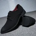 Primo piano di scarpe derby da uomo in camoscio nero con eleganti lacci e fodera - 38 / Nero