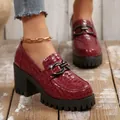 Modieuze bordeauxrode loafers met plateauzool, krokodillenprint en kettingdetail - 35 / Krokodillenpatroon Ketting Loafer Stijl (Wine Red) / Bordeauxrood