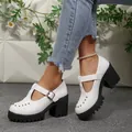 Elegante witte Mary Jane plateau schoenen met dikke zwarte blokhak en metalen studs - 35 / Stijl met Klinknagels en T-bandje / Wit