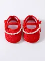 Detaillierte Draufsicht auf rote Baby-Prinzessin-Schuhe mit Perlenriemen und Spitze - Rot
