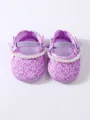 Detailansicht von Baby-Prinzessinenschuhen mit lila Spitze, Perlen und Schleifendekoration - Lila