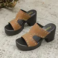 Mules à plateforme cloutées marron pour femmes avec talons hauts et bout ouvert - 36 / Brun Foncé