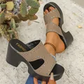 Mules à plateforme kaki pour femmes avec clous et talons hauts épais pour l'été - Kaki
