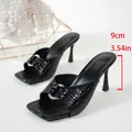 Mules élégantes en similicuir croco noir à bout carré, talon aiguille et boucle cristal. - Noir