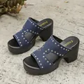 Mules élégantes à plateforme bleu marine avec clous argentés et talons hauts épais - Bleu foncé