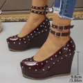 Zapatos de cuña de charol burdeos con remaches y detalle de tacón de 9,8 cm. - Marrón