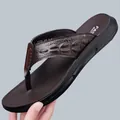 Tongs élégantes marron pour hommes avec brides à texture crocodile pour la plage. - Marron