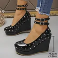Detalle de zapato de cuña en charol negro, altura de tacón de 9,8 cm y adornos de tachuelas. - Negro