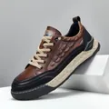 Baskets décontractées en cuir véritable pour hommes avec texture crocodile et semelle épaisse - 38 / Marron