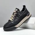 Baskets en cuir noir pour hommes avec texture crocodile et semelle beige épaisse - 38 / Noir