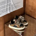 Detaillierte Makroansicht von stilvollen Baby-Sneakern mit Leopardenmuster und Seilschnürsenkeln - 16 / Leopardenprint