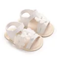 Detailansicht weißer Baby-Sandalen mit Blumenverzierung und weicher Sohle für Babys. - Blumendekorierter Stil (E67)