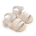 Ein Paar minimalistische weiße Baby-Sandalen mit weicher Sohle und Klettverschluss - Reinweißer Stil (E67)
