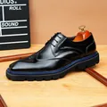 Premium Herrenschuhe aus schwarzem Lackleder mit blauen Sohlenakzenten im britischen Stil - Schwarz