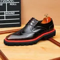 Vintage-Herrenschuhe aus poliertem Leder mit rotem Rahmen und robuster, dicker Gummisohle - Patina Braun
