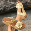 Elegante goldene Glitzer Keilsandaletten für Damen mit dekorativen Blumenapplikationen - 38 / Gold