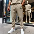 Detalle de pantalones deportivos con textura caqui para hombre, tela pesada corte relajado - S / Bottoms / Caqui