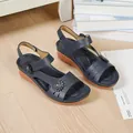 Sandales compensées bleu marine confortables pour femmes avec accents floraux et brides velcro - 36 / Bleu foncé