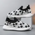Παιδικά παπούτσια slip-on με ασπρόμαυρο καρό σχέδιο από πλεκτό ύφασμα - 28 / Μαύρο και Άσπρο