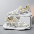 Αναπνεύσιμα παιδικά παπούτσια fly-knit slip-on με εντυπωσιακό κίτρινο καρό σχέδιο - 28 / Χακί
