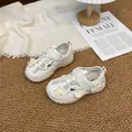 Zapatillas de malla transpirable blancas para niñas con flores y correas de velcro - Blanco Roto