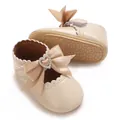 Detailansicht der beigen Baby-Mädchen-Schuhe mit Herz-Strass-Schleife. - Aprikose