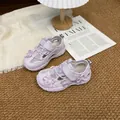 Zapatillas de malla lavanda para niñas con detalles florales en 3D y cierre de velcro - Púrpura