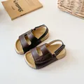 Sandali per bambini in pelle marrone con cinturini in velcro e suole beige antiscivolo - Marrone