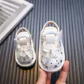 Elegantes sandalias blancas cerradas para niñas con lazo y perlas para sus primeros pasos. - Beige
