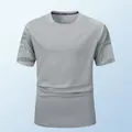 Grijs sneldrogend sport-T-shirt voor heren met camouflageprint op de korte mouwen. - Lichtgrijs