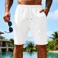 Vue détaillée d'un short décontracté en maille gaufrée blanche pour homme près d'une piscine - Blanc