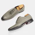 Dettaglio di scarpe Oxford vintage grigie da uomo con punta brunita e tendiscarpe in legno - 40 / Talpa (KD9222)