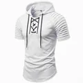 Nahaufnahme von weißem Kapuzensweatshirt mit Faltenärmeln und schwarzer Schnürung. - Weiß