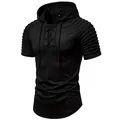 Detaillierte Vorderansicht eines schwarzen Herren-Kurzarm-Hoodies mit Falten am Ärmel - Schwarz