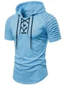 Stilvoller hellblauer Kurzarm-Hoodie für Herren mit Faltenärmeln und Schnürung am Hals - Himmelblau