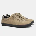 Vista lateral de zapatillas casuales de gamuza caqui para hombre con suela de goma - Marrón Claro (KD4277)