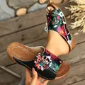 Schwarze Retro-Keilsandaletten mit buntem Blumenmuster und einer dekorativen 3D-Blume - Schwarz Blumig
