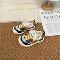Vista ravvicinata di sneaker in mesh traspirante per bambini con vivaci lacci colorati - Bianco avorio