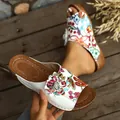 Retro weiße florale Keilsandaletten mit Stickerei und Plateau-Sohle für den Sommer - Weiß Geblümt