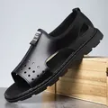 Vista lateral de sandalias de cuero negro transpirables para hombres para el verano - 38 / Negro