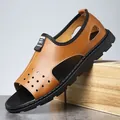 Detalle de sandalias marrones transpirables para hombre con suela negra resistente - 38 / Marrón