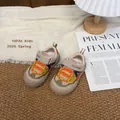 Vista dettagliata delle sneakers sportive traspiranti per bambini con lacci arancioni - Albicocca