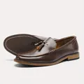 Detailaufnahme von braunen Leder-Tassel-Loafers mit elegantem englischem Stil und Sohle - 39 (US 7) / Quasten Stil (KD701) / Dunkelbraun