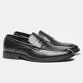 Dettaglio vista laterale di classici mocassini da uomo in pelle nera in studio professionale - 7 / Stile Business Casual Nero (KD901)