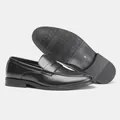Detailansicht von schwarzen Leder-Slippern mit rutschfester Sohle und Seitenprofil - 39 / Schwarz (KD901)