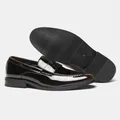 Detaillierte Nahaufnahme glänzender dunkelbrauner Herren-Loafer und einer rutschfesten Gummisohle - 39 (US 7) / Quasten-Loafer (KD902) / Dunkelbraun (KD902)