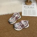 Détail de baskets en mesh rose et argenté pour enfants avec sangles velcro respirantes - 26-30 (Commande Minimum 5 Paires) / Rose (Maille Respirante)