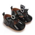 Details von schwarzen Babyschuhen aus Lackleder mit glitzernden Schleifen - Schwarz