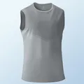 Graues schnell trocknendes Sport-Tanktop für Herren mit modernem Streifenmuster auf der Brust - S / Oberteile / Hellgrau