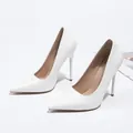Élégantes chaussures blanches à talons aiguilles et bout pointu pour femmes. - Blanc